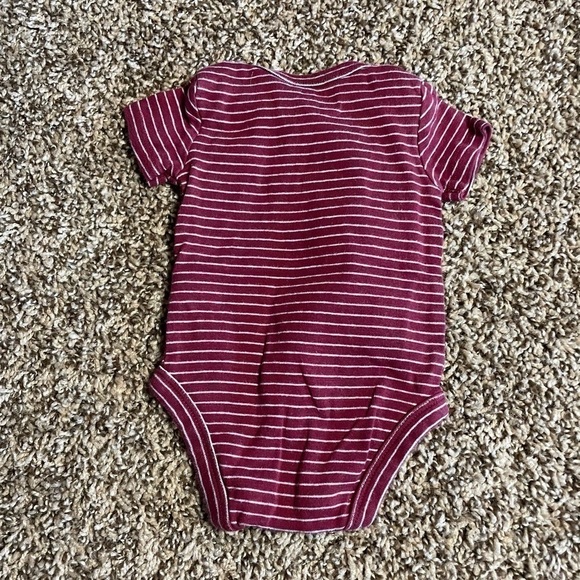 🐶🐶Carters 3 months red and white stripped onesie.🐶🐶 - Picture 3 of 3